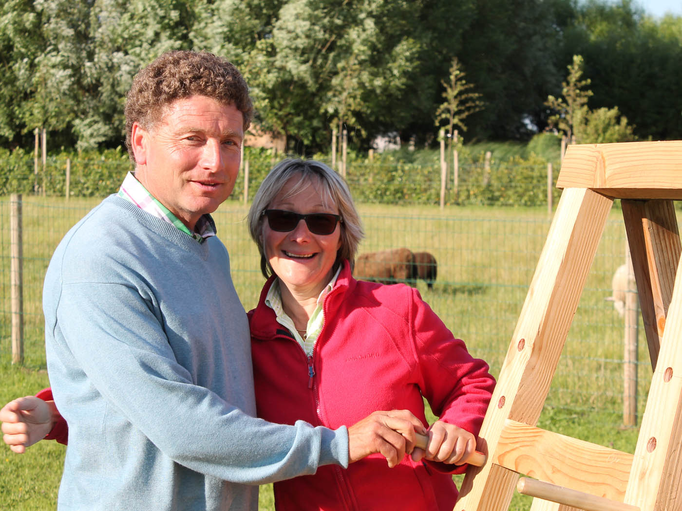 Chantal Blanckaert in het veld, samen met een collega